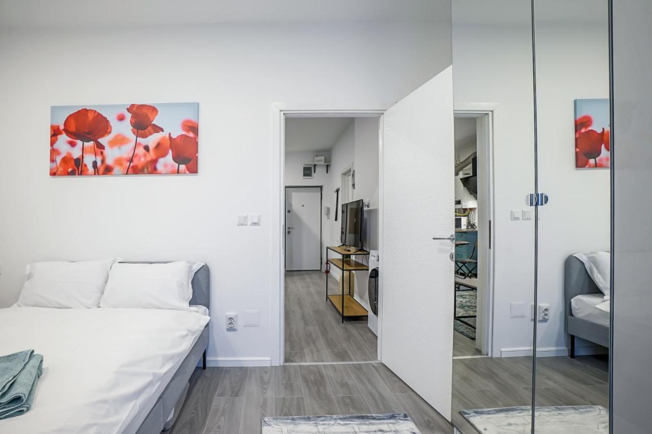 Bright Apartments Moments Away From Herastrau Park, Mall And Metro Bukarest Eksteriør billede