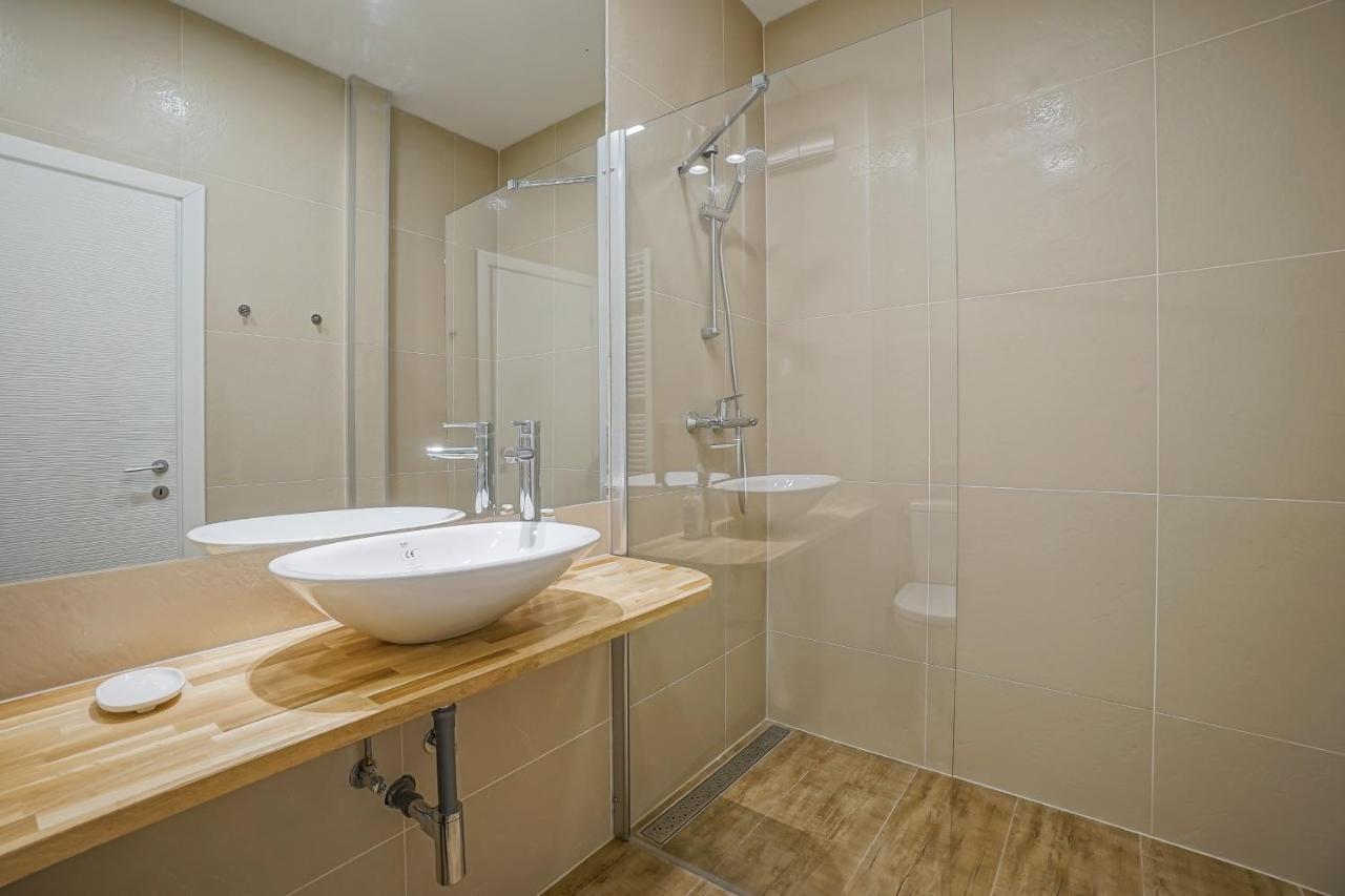 Bright Apartments Moments Away From Herastrau Park, Mall And Metro Bukarest Eksteriør billede