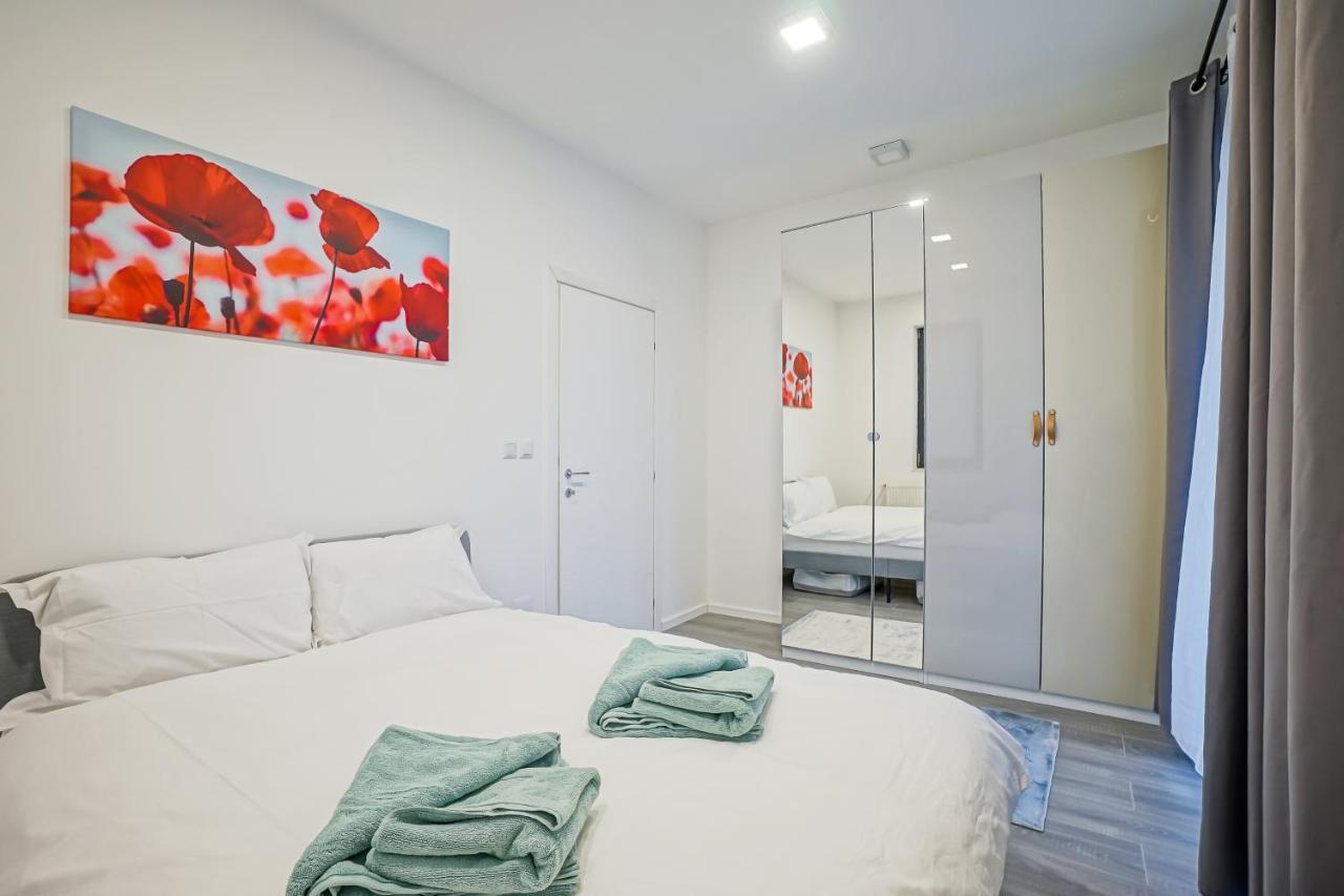 Bright Apartments Moments Away From Herastrau Park, Mall And Metro Bukarest Eksteriør billede